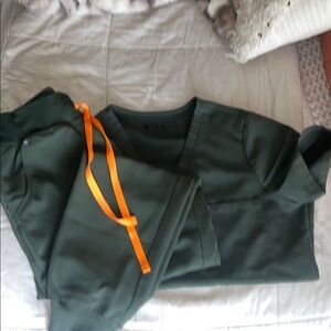 Figs scrub set in Moss